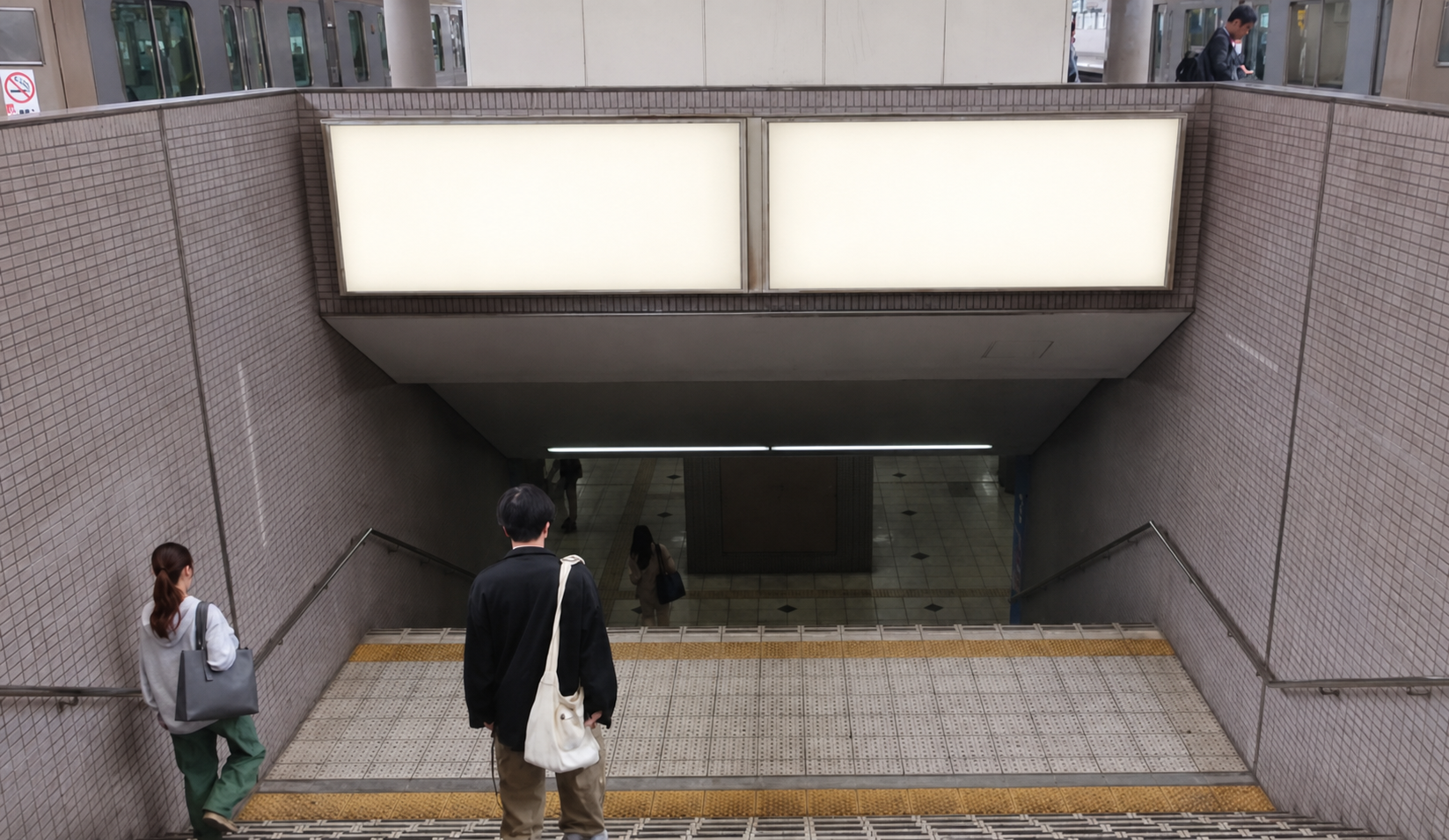 天下茶屋站下行楼梯上方的两面空白灯箱广告位